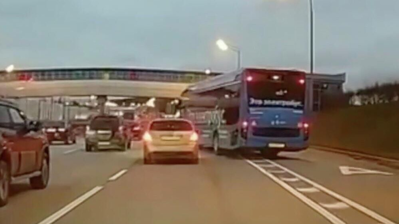 Электробус подрезает автомобиль на Калужском шоссе