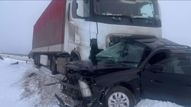 Последствие столкновения легкового автомобиля с грузовиком в Забайкалье. Кадр из видео