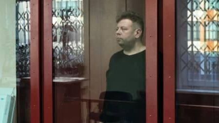 Преподаватель кружка по игре на балалайке во время избрания меры пресечения в суде в Екатеринбурге