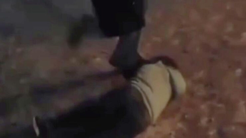 Кадр видео, на котором девочки-подростки избивают женщину в Биробиджане