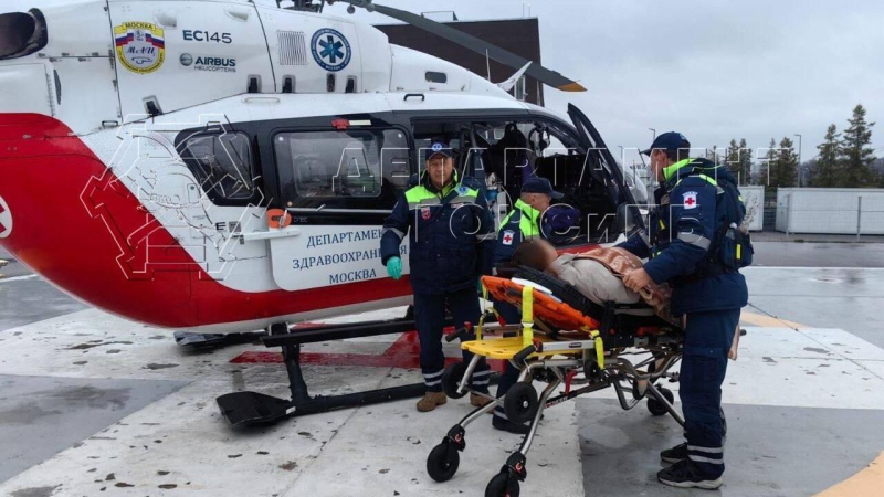 Эвакуация раненной женщины после ДТП на юге Москвы