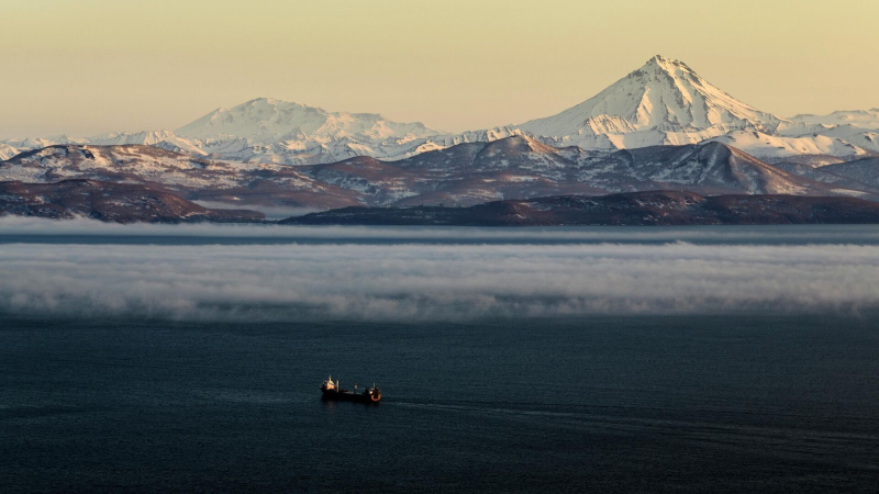 Вечерний туман над Авачинской губой - бухтой Тихого океана у юго-восточного побережья полуострова Камчатка