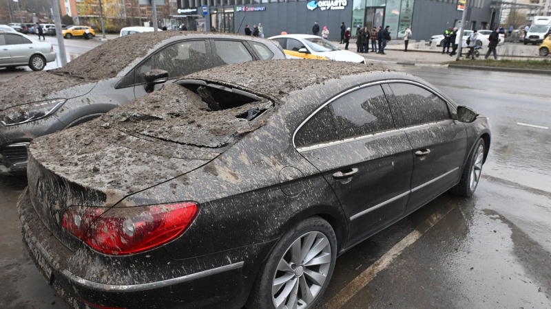 Последствия обрушения конструкции демонтируемого горнолыжного комплекса Снежком на проезжую часть в Красногорске