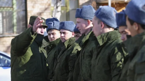 Это уже мобилизация? Два секретных пункта из указа Путина. "Инсайдеры" завопили: "Начались облавы!"