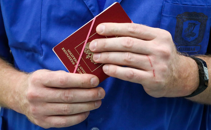 Дума подготовила запрет осужденным релокантам менять паспорта и жениться