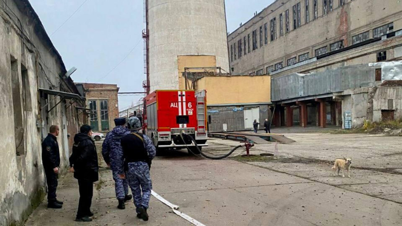 Экстренные службы недалеко от ТЭЦ в Курске, которую пытались атаковать ВСУ