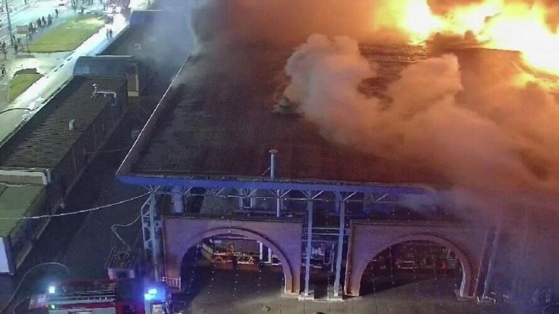 Полиция оцепила здание Правобережного рынка в Петербурге