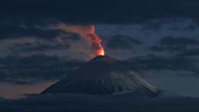 Извержение вулкана Ключевской на Камчатке