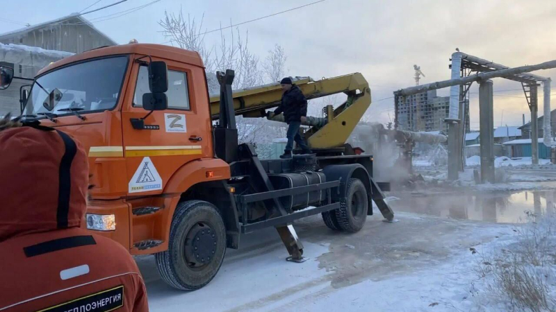 Аварийные работы на месте наезда мусоровоза на теплотрассу котельной в Якутске