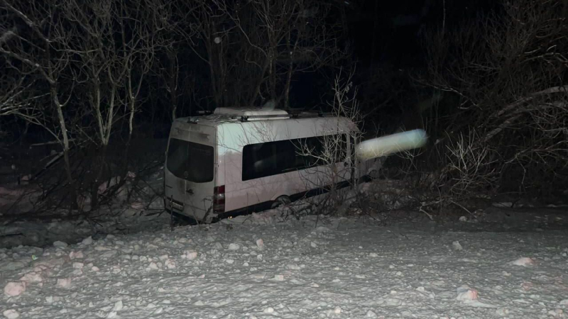 Последствия столкновения автомобиля Volkswagen с микроавтобусом под Красноярском