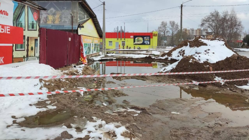 Место происшествия, где мужчина упал в яму с водой, образовавшуюся при ремонтных работах, в Конаково Тверской области