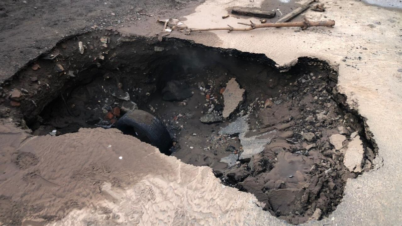 В Омске пенсионер, провалившийся в яму с кипятком, умер в больнице