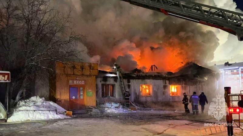 В Уренгое обрушилась крыша в горящем здании, где расположены магазины