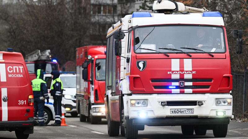 Сотрудники противопожарной службы МЧС РФ на месте взрыва в жилом комплексе Алые паруса 