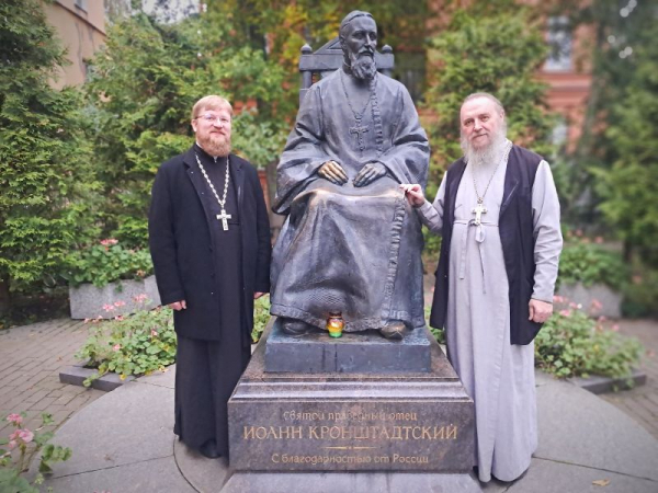 Иоанн Кронштадтский собирает своих духовных чад Иоанн Кронштадтский собирает своих духовных чад