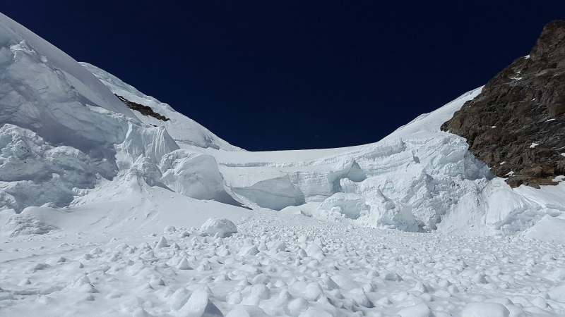 В Бурятии уточнили число попавших под снежную лавину туристов