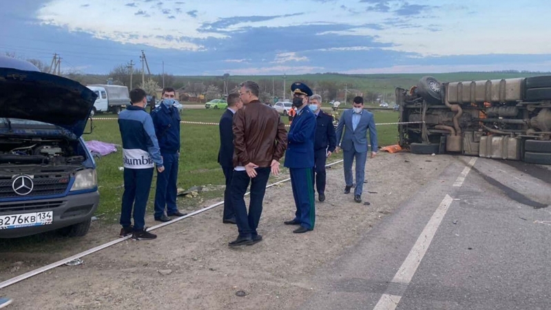 В Волгоградской области произошло массовое ДТП с фурой
